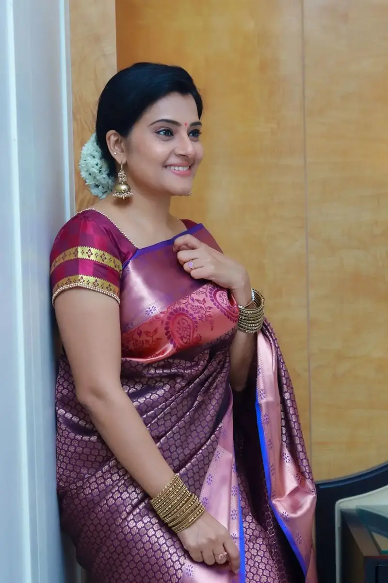 Tamil TV Actress Sruthi Raj Photos In Violet Saree Blouse